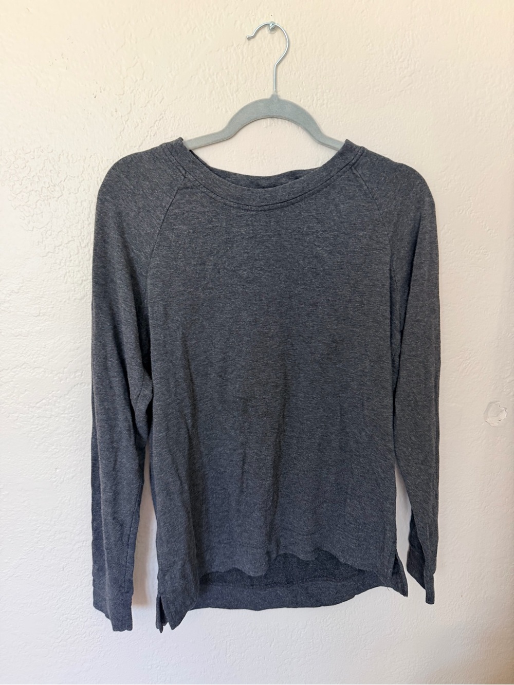 Lou & Grey Heather Charcoal Long Sleeve Pullover